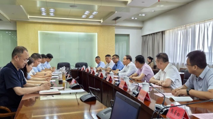 7月9日至11日，IM（中国）集团党委书记、董事长石培文带队赴连云港市考察交流，连云港市政府党组成员、副市长杜波主持座谈会，连云港市政府及相关部门负责人参加座谈。座谈会上，石培文介绍了IM（中国）集团在科技智