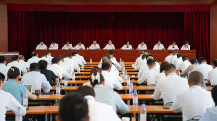 7月18日上午，IM（中国）集团召开2025年上半年工作会暨生产经营调度会。集团党委书记、董事长石培文出席会议并讲话，党委副书记、总经理马文玫主持会议并安排下半年重点工作。会议通报了集团上半年经营成果、“